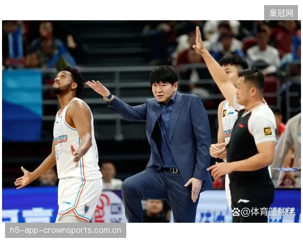 CBA球员赛后主动学习对手录像：专业态度的完美体现