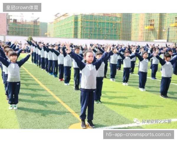 中场在训练中演练“反抢立即竖起传球”高频动作
